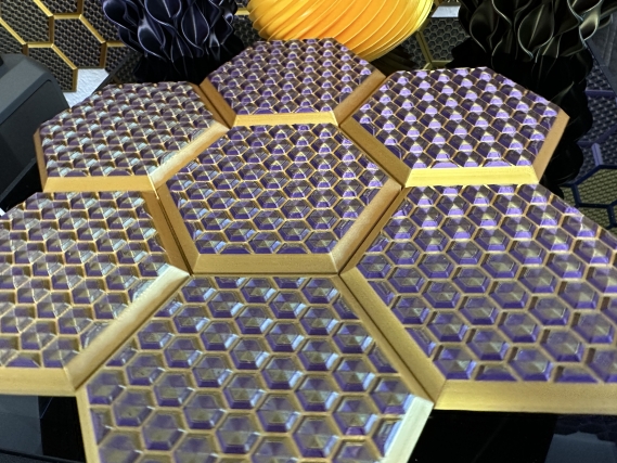 3D Wandpaneele Mosaik | Farben: Seiden Gold & Lila + Gold