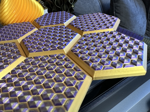3D Wandpaneele Mosaik | Farben: Seiden Gold & Lila + Gold