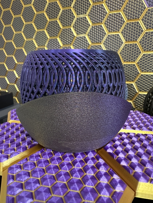 3D Blumentopf Moderner Designer-Pflanztopf, Blumenkübel, Farbe: Gold-Lila-Schwarz
