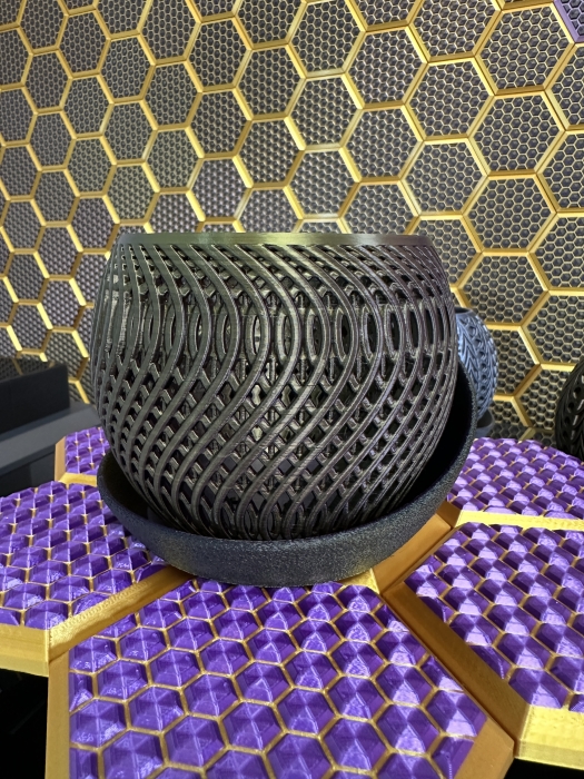 3D Blumentopf Moderner Designer-Pflanztopf, Blumenkübel, Farbe: Gold-Lila-Schwarz