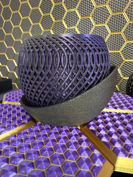 3D Blumentopf Moderner Designer-Pflanztopf, Blumenkübel, Farbe: Gold-Lila-Schwarz